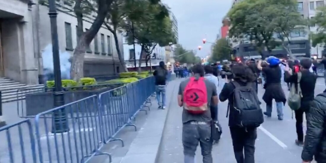 Los explosivos fueron arrojados por jóvenes encapuchados.