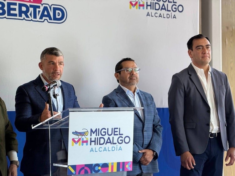 A la izquierda, el alcalde Mauricio Tabe.