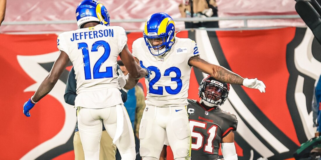 Jugadores de los Rams celebran una jugada en el duelo ante Buccaneers de la Semana 11 de la NFL