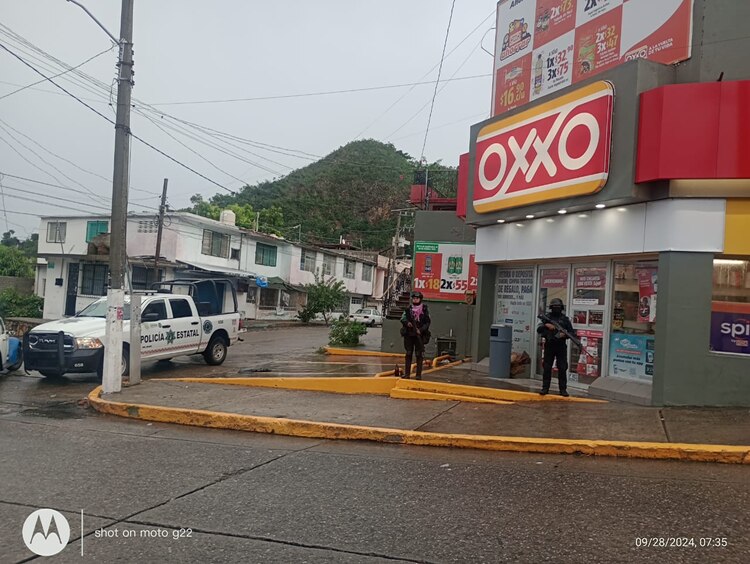 La vigilancia en Acapulco se intensifica para garantizar el orden público y el acceso a productos de primera necesidad.