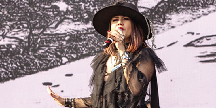 Santa Sabina puso a cantar a todo pulmón “Azul casi morado”.