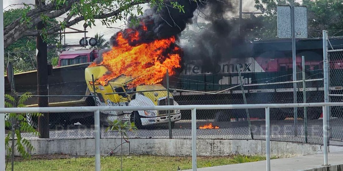 Se registraron vehículos incendiados y bloqueos carreteros por operativo en Tecomán, Colima.