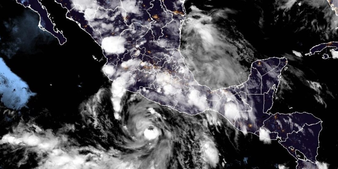 Tormenta tropical "Flossie" avanza sobre aguas del océano Pacífico.
