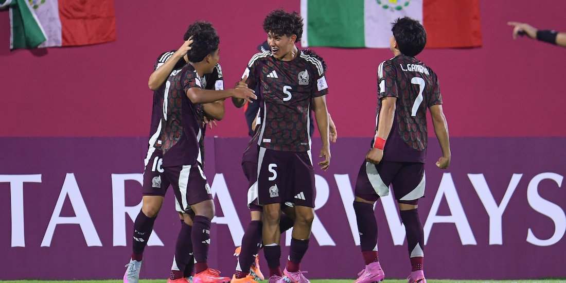 Jugadores de la Selección Mexicana festejan un gol en el Mundial Sub-17 que se realiza en Qatar.