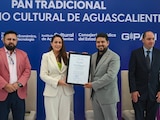 César Arturo Salado Gómez, presidente del Gipan, recibió el histórico reconocimiento en representación del gremio.