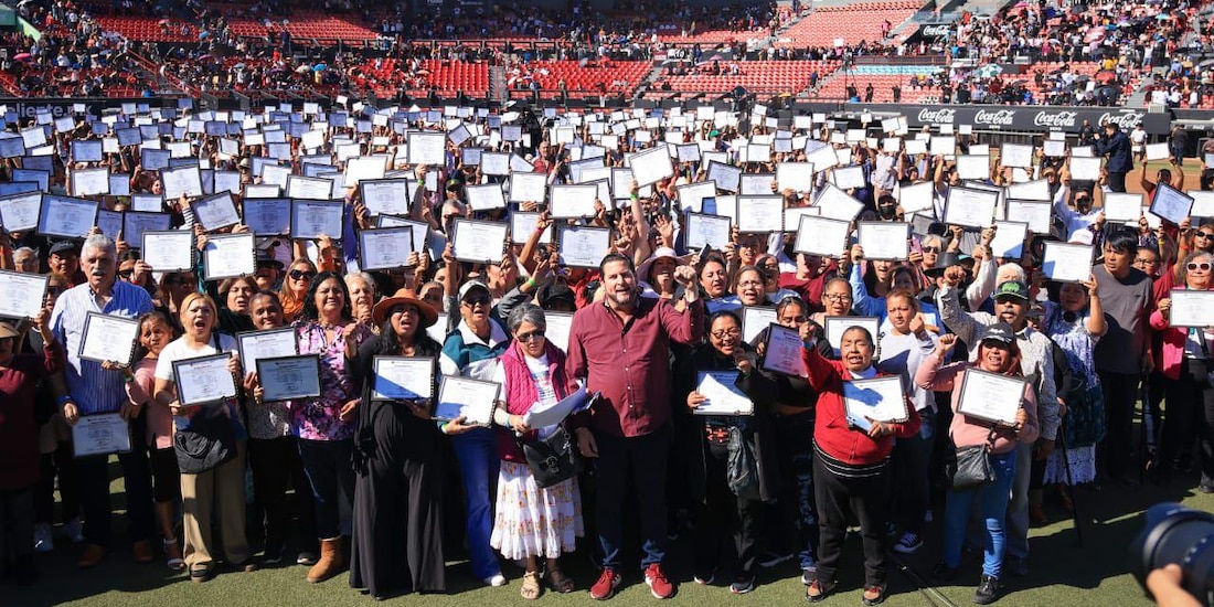 El alcalde Ismael Burgueño Ruiz encabeza la toma de protesta de los nuevos representantes ciudadanos en Tijuana.