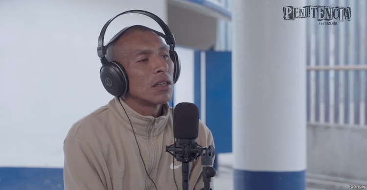 Beto, persona privada de la libertad contando parte de su vida en el podcast Penitencia