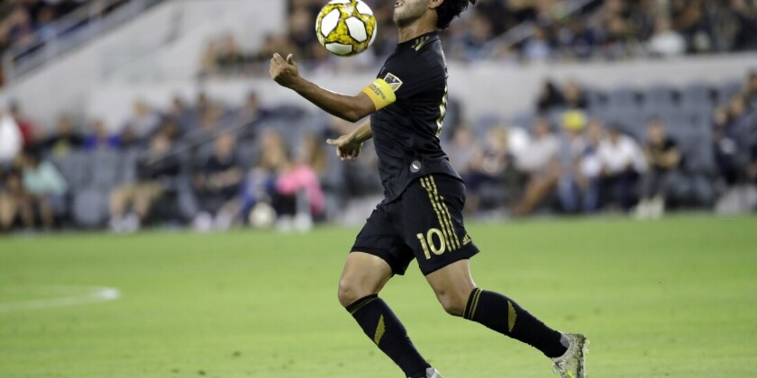 Carlos Vela baja el balón durante un partido del LAFC este año en la MLS.