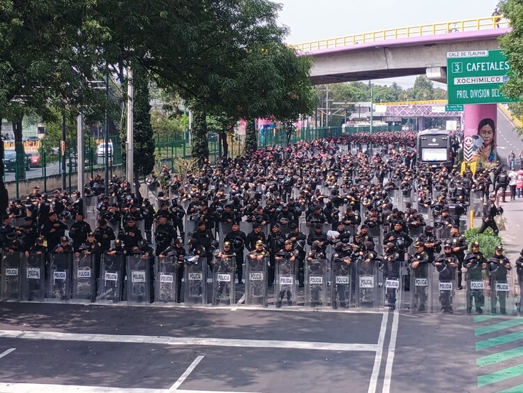 Bloque policial sobre Tlalpan, donde avanzan contingentes.