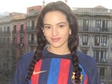 Rosalía demuestra su gusto al futbol con filtro de redes sociales