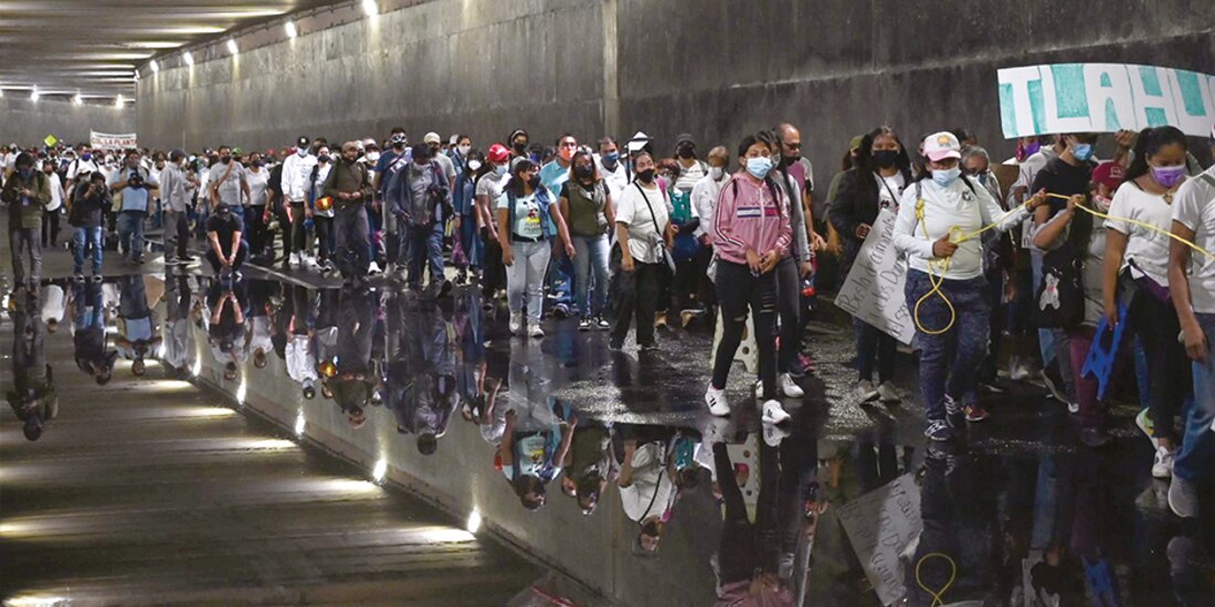 Organizaciones civiles marchan, ayer, rumbo al Ángel de la Independencia; denuncian la falta de cumplimiento en la rehabilitación de sus hogares.