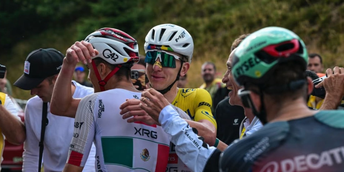 Tadej Pogačar e Isaac del Toro celebran un triunfo más juntos en el Tour de France.