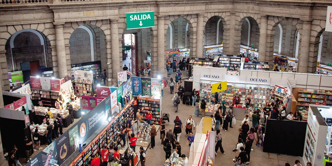 Asistentes, ayer, horas antes de que culminara la Feria Internacional del Libro del Palacio de Minería.