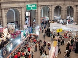 Asistentes, ayer, horas antes de que culminara la Feria Internacional del Libro del Palacio de Minería.