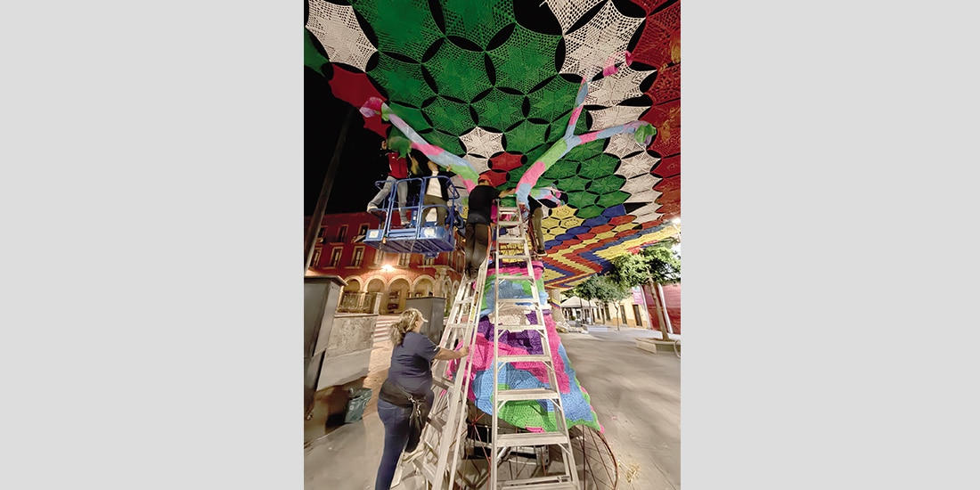 ASPECTOS del trabajo de las tejedoras mexicanas, que combina colores vivos y formas geométricas