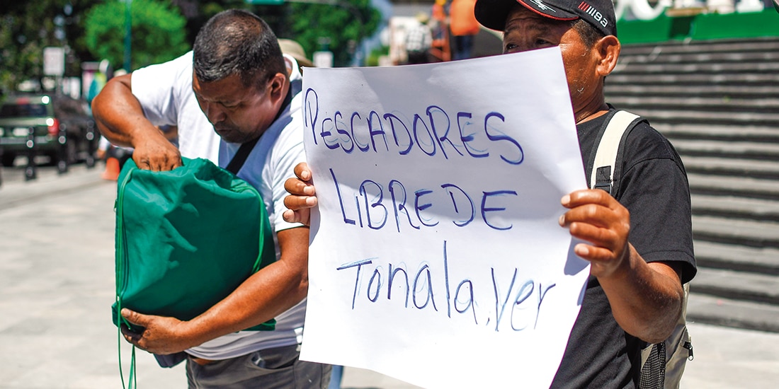 MANIFESTANTES de la comunidad de Tonalá, durante una protesta realizada ayer en la Plaza Lerdo de Xalapa, Veracruz.