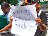 MANIFESTANTES de la comunidad de Tonalá, durante una protesta realizada ayer en la Plaza Lerdo de Xalapa, Veracruz.
