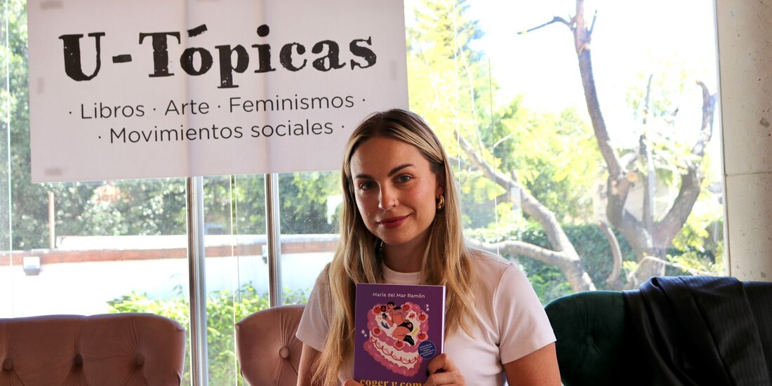 La escritora colombiana posa con su nuevo libro.