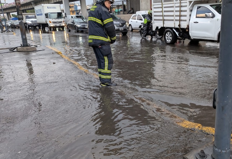 Fuertes lluvias provocan encharcamientos