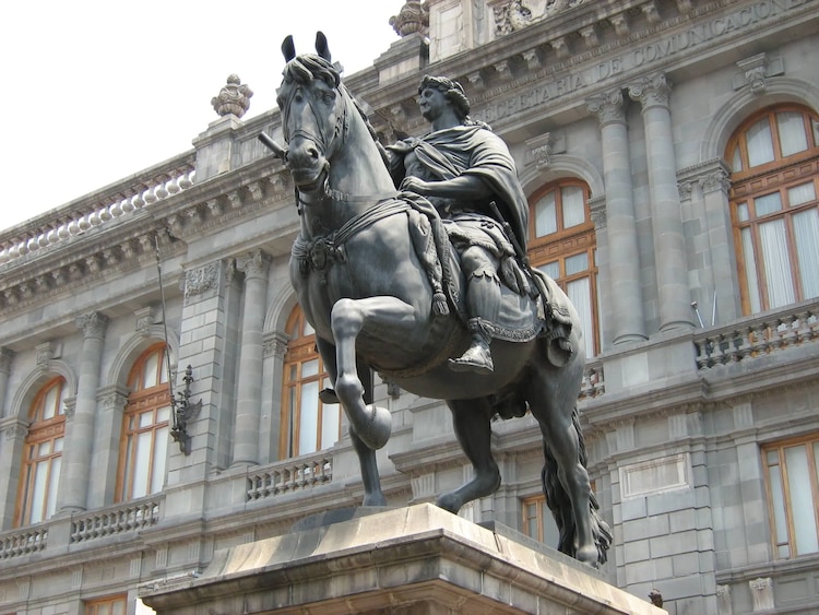 La estatua ecuestre de Carlos IV, conocida como "El Caballito".