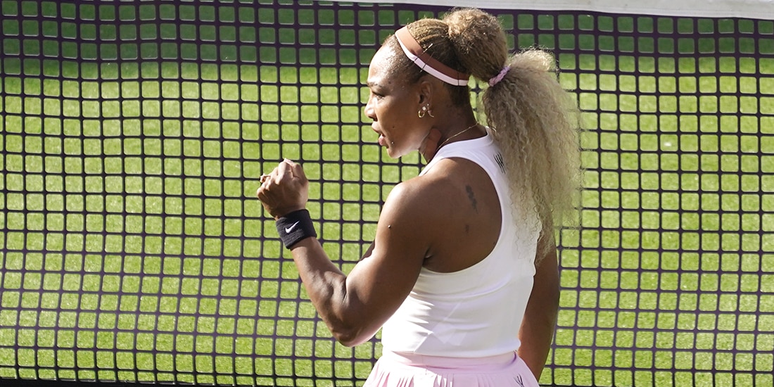 SERENA WILLIAMS celebra luego de ganar un punto en el HSBC Championships, en el Queen’s Club, ayer.