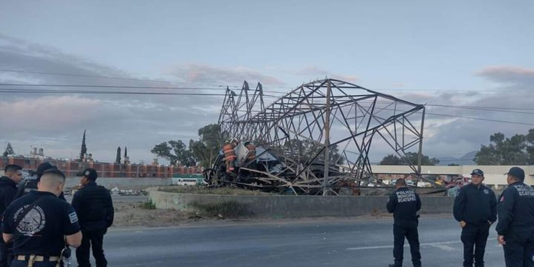 Policía acudió al lugar del accidente, en Ecatepec, y acordonó la zona.