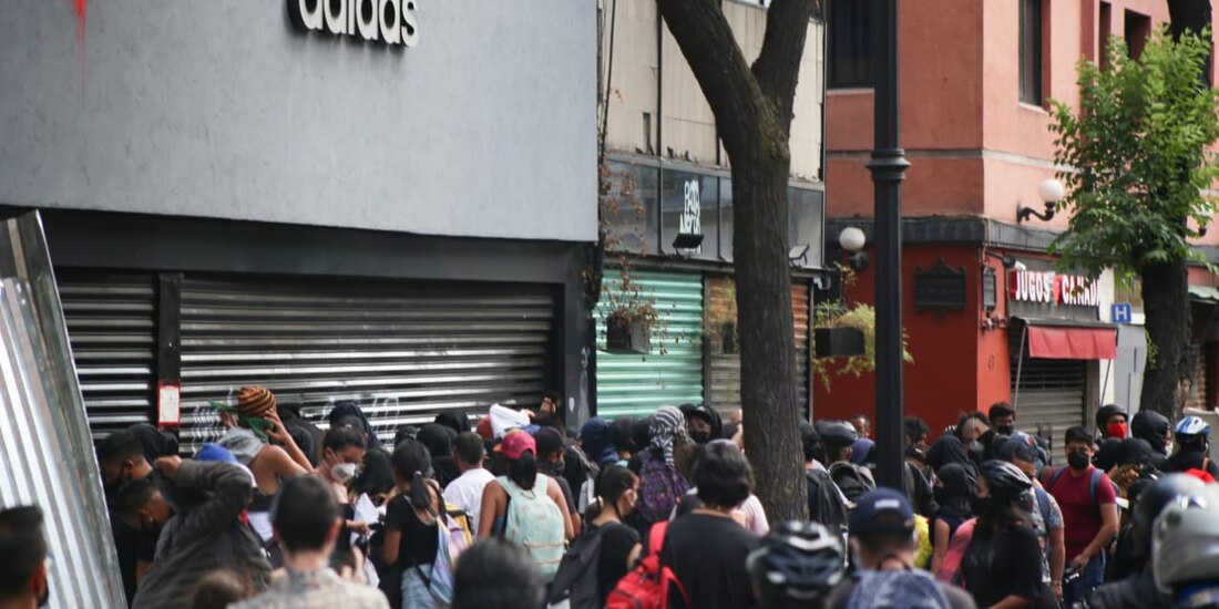 Manifestantes vandalizan locales en el Centro Histórico
