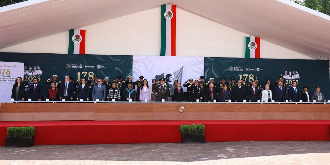 Fotografía de los invitados al evento; la presidenta Claudia Sheinbaum se encuentra al centro, mientras que la secretaria de Gobernación está a la izquierda.