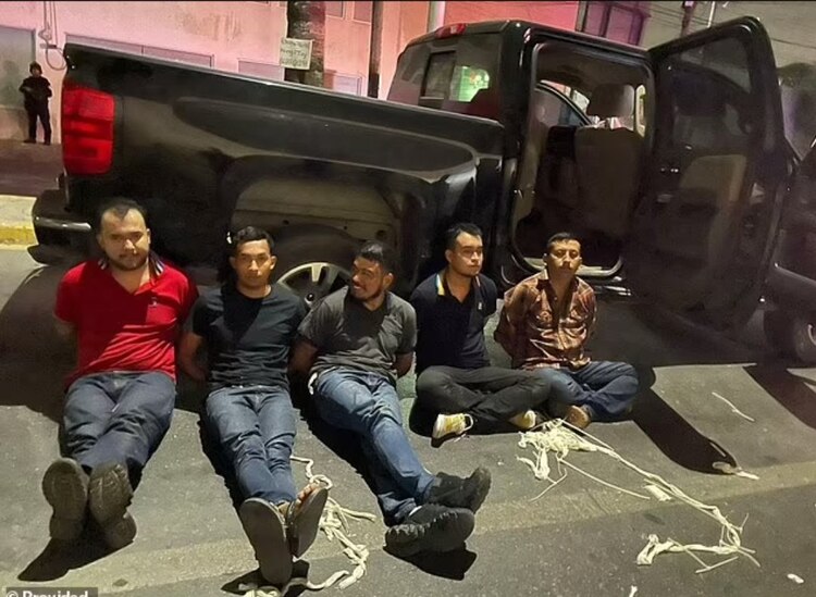 Los 5 presuntos plagiarios de un grupo de ciudadanos estadounidenses, en Tamaulipas, fueron entregados por integrantes del Cártel del Golfo, el 9 de marzo.