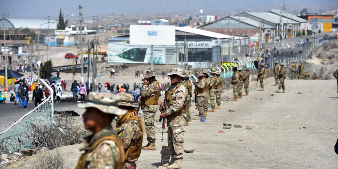 Militares refuerzan la seguridad en las carreteras e instalaciones clave ante bloqueos ciudadanos.