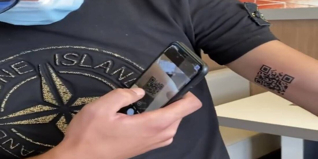 Un joven de Italia se hizo un tatuaje de su pasaporte sanitario en el brazo, para ser diferente