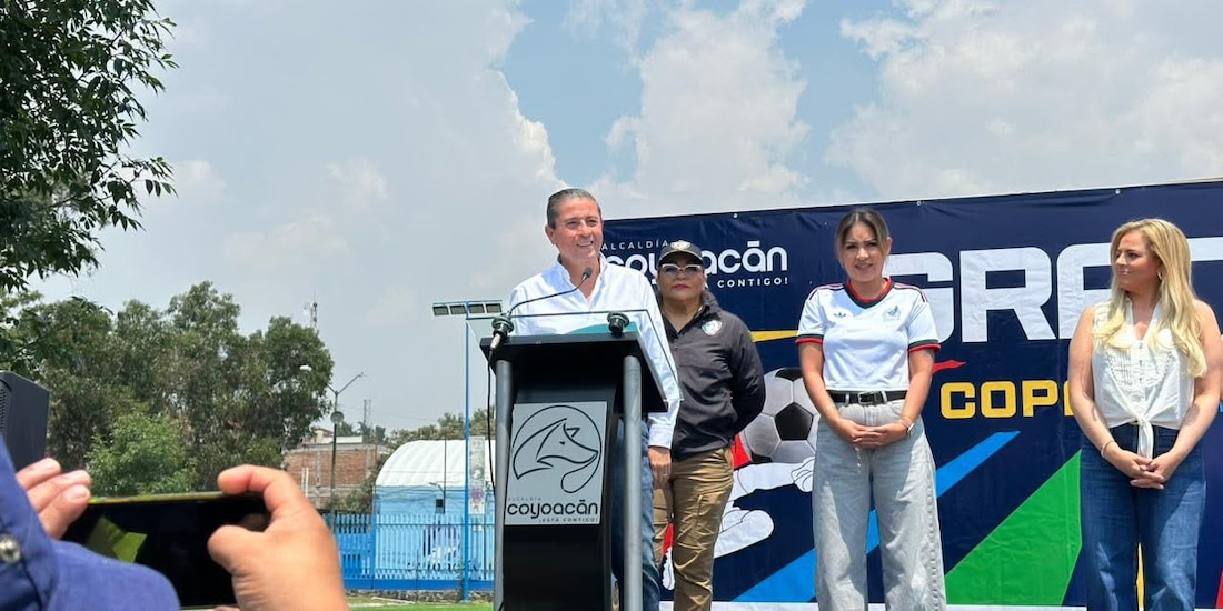 El alcalde Giovani Gutiérrez celebra el triunfo de los pequeños futbolistas en la Copa Coyoacán 2026.