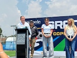 El alcalde Giovani Gutiérrez celebra el triunfo de los pequeños futbolistas en la Copa Coyoacán 2026.