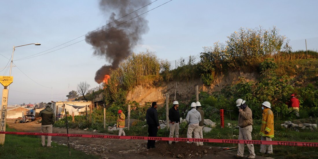 Una explosión por fuga de una toma clandestina dejó varias personas muertas y heridas en San Pablo Xochimehuacán.