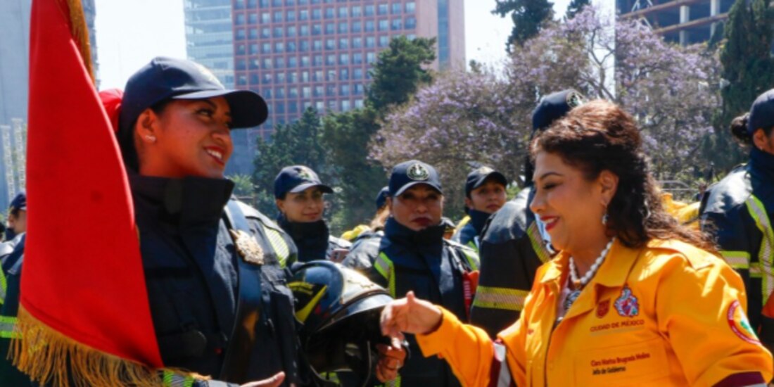 Clara Brugada saluda a una bombera, ayer, en el Monumento a la Revolución.