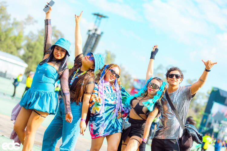 Asistentes del Electric Daisy Carnival 2025 disfrutando del primer día del festival en el Autódromo Hermanos Rodríguez