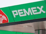 Logo de Pemex en una gasolinera de la Ciudad de México, en una fotografía ilustrativa.