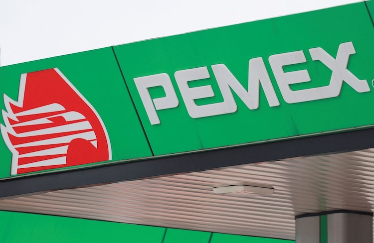 Logo de Pemex en una gasolinera de la Ciudad de México, en una fotografía ilustrativa.