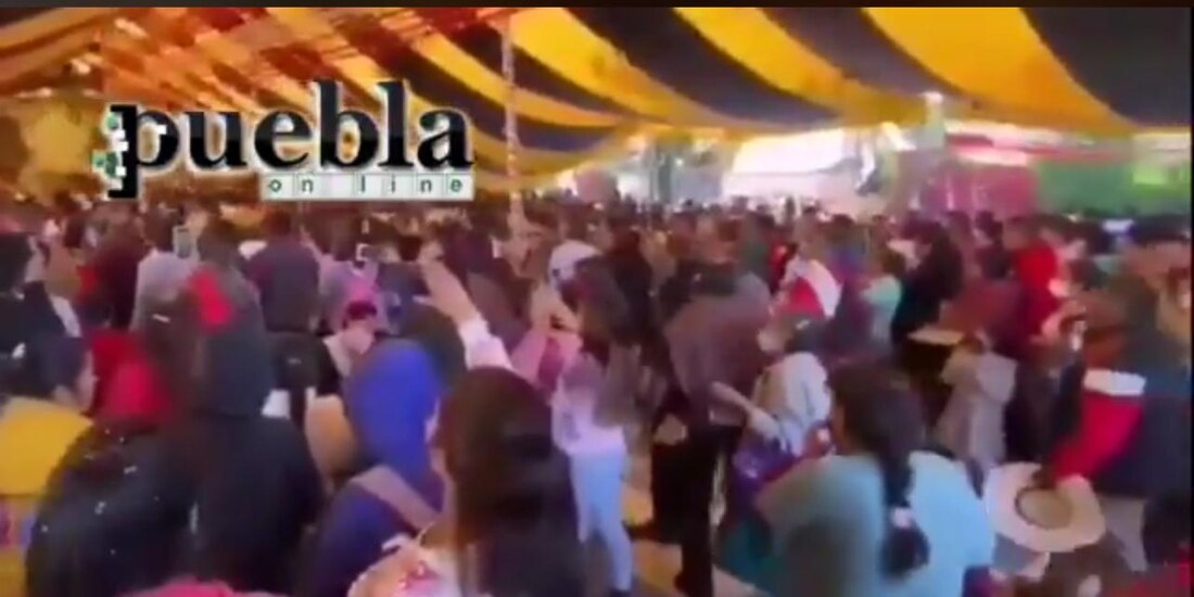 En Puebla celebran procesión en plena pandemia y sin sana distancia