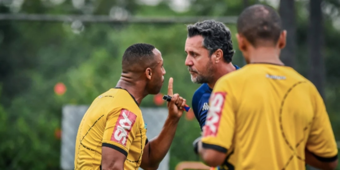 Un árbitro abandonó un partido tras recibir insultos racistas en Brasil.
