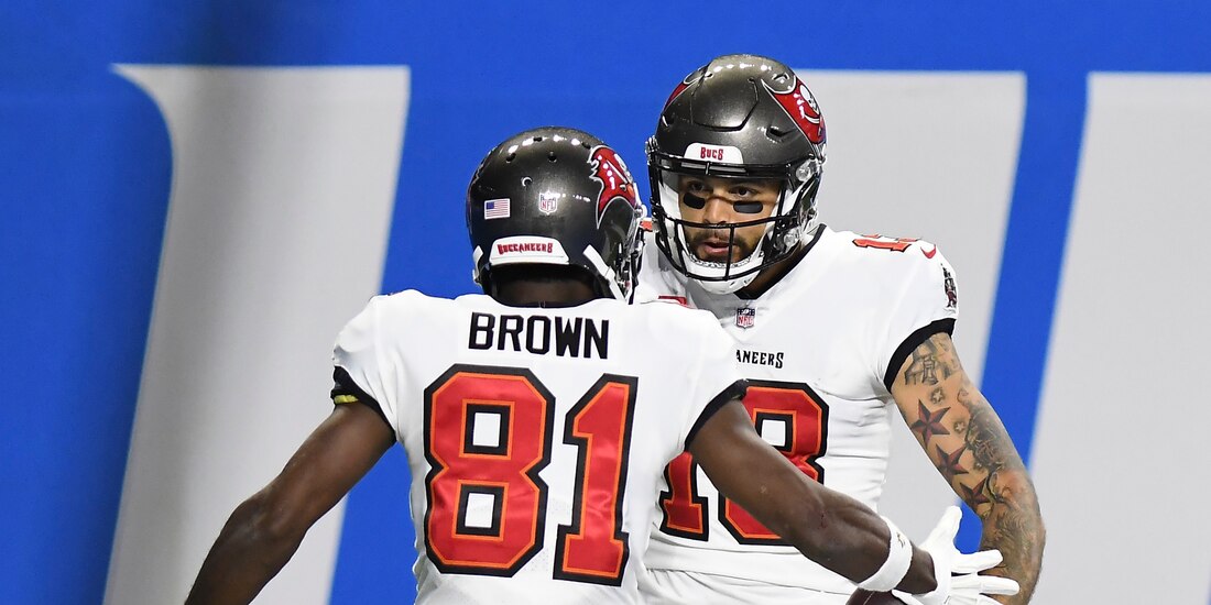 Mike Evans y Antonio Brown celebran un touchdown de los Buccaneers ante los Lions.