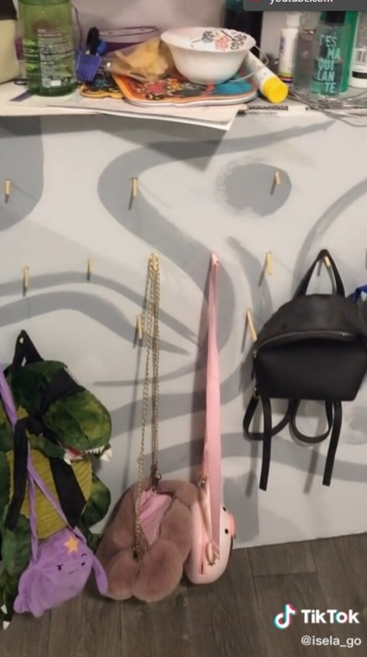 Pintó una caja de cartón y la utiliza para colgar bolsas y como barra de cocina