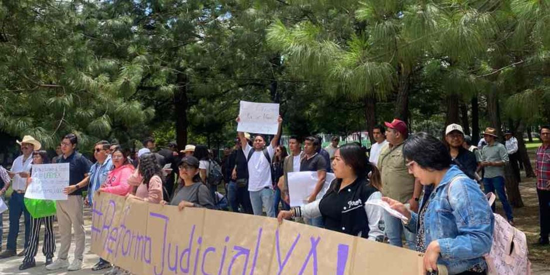 Jóvenes estudiantes de diversas carreras salieron a manifestarse a favor de la reforma al Poder Judicial.