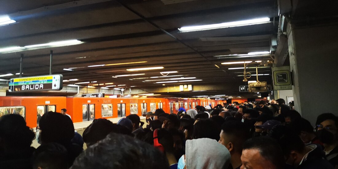 De acuerdo con algunos usuarios, los retrasos de esta noche se debieron a fallas de un tren en la estación Centro Médico.
