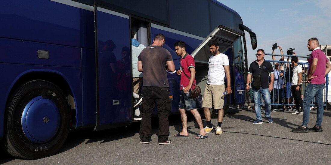 Sobrevivientes del hundimiento de un pesquero abordan un camión para trasladarlos a Atenas la semana pasada.