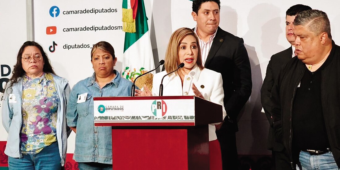 La diputada priista Ivonne Ruiz Moreno, en compañía de integrantes de la ANPEC, el miércoles, en conferencia de prensa en San Lázaro