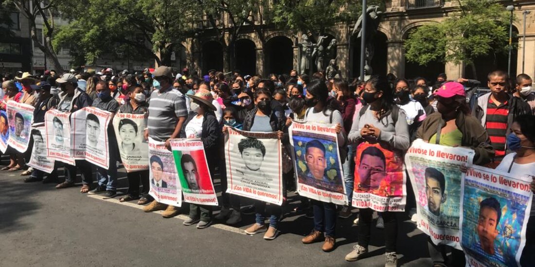 Estudiantes y familiares de los normalistas desaparecidos hace 6 años realizaron un mitin afuera de la SCJN para exigir justicia y agilizar las investigaciones.