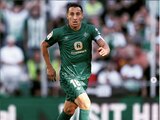 Andrés Guardado conduce el balón en un partido del Betis