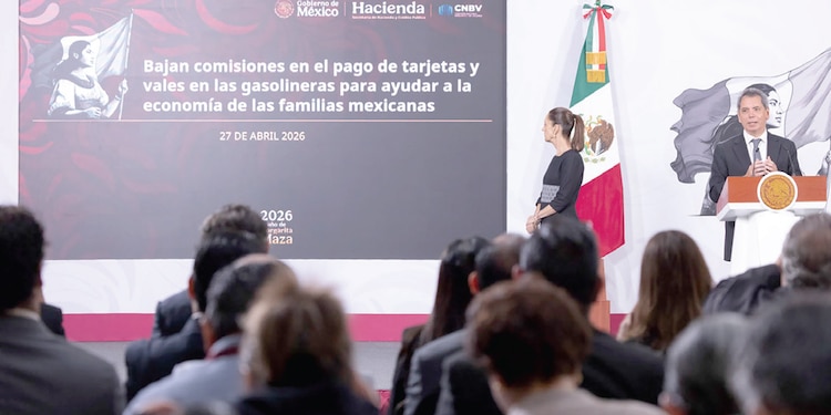 LA PRESIDENTA con Édgar Amador, ayer, al presentar el acuerdo con gasolineros.