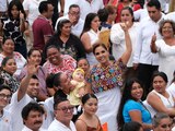 La mandataria luce rodeada de mujeres tras emitir un mensaje con motivo de su Primer Informe de Gobierno, en la Fuente del Pescador de Chetumal, ayer.